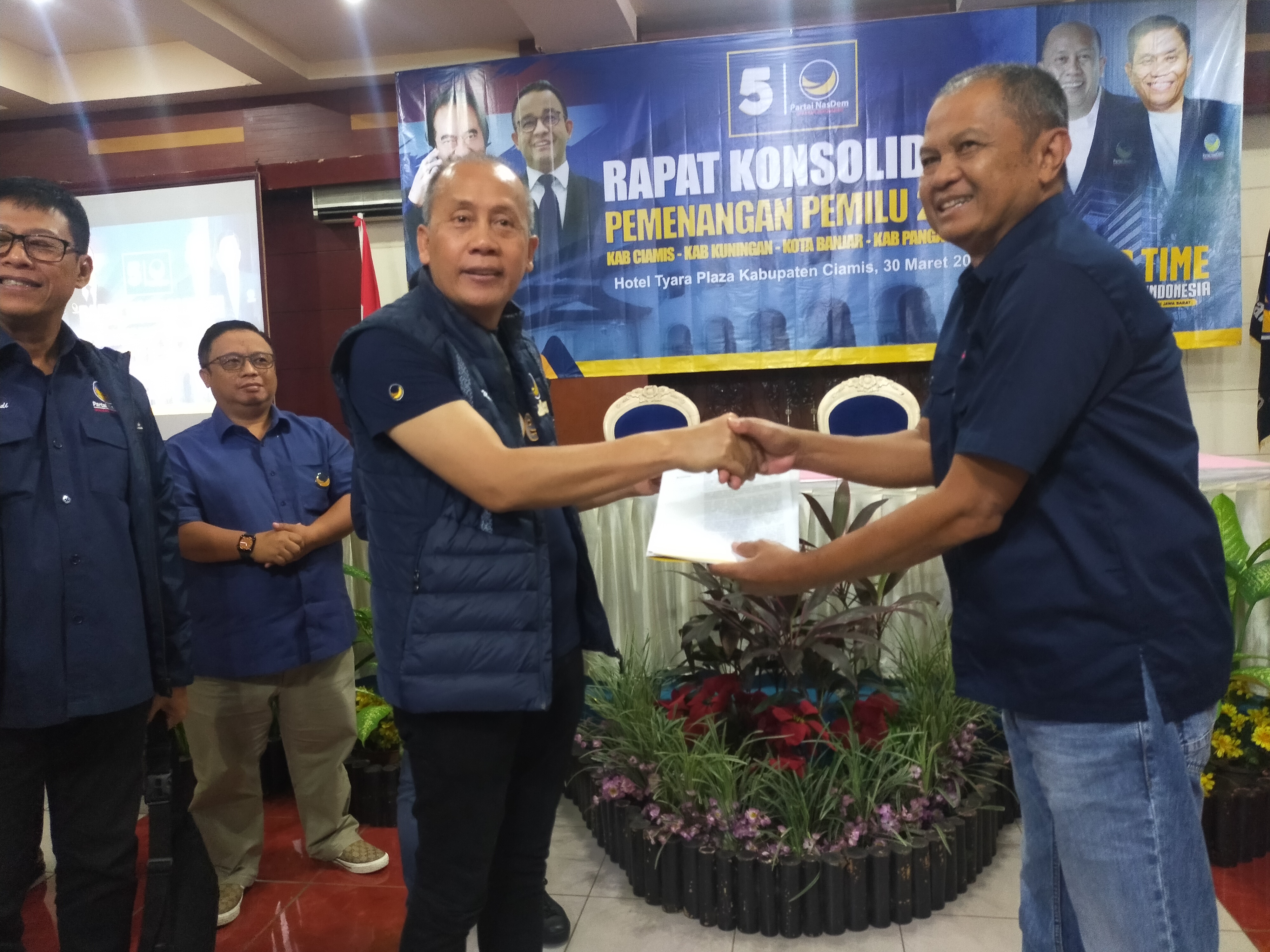 Ketua NasDem Jawa Barat Saan Mustopha menyerahkan mandat Ketua NasDem Kota Tasikmalaya kepada Hermawan