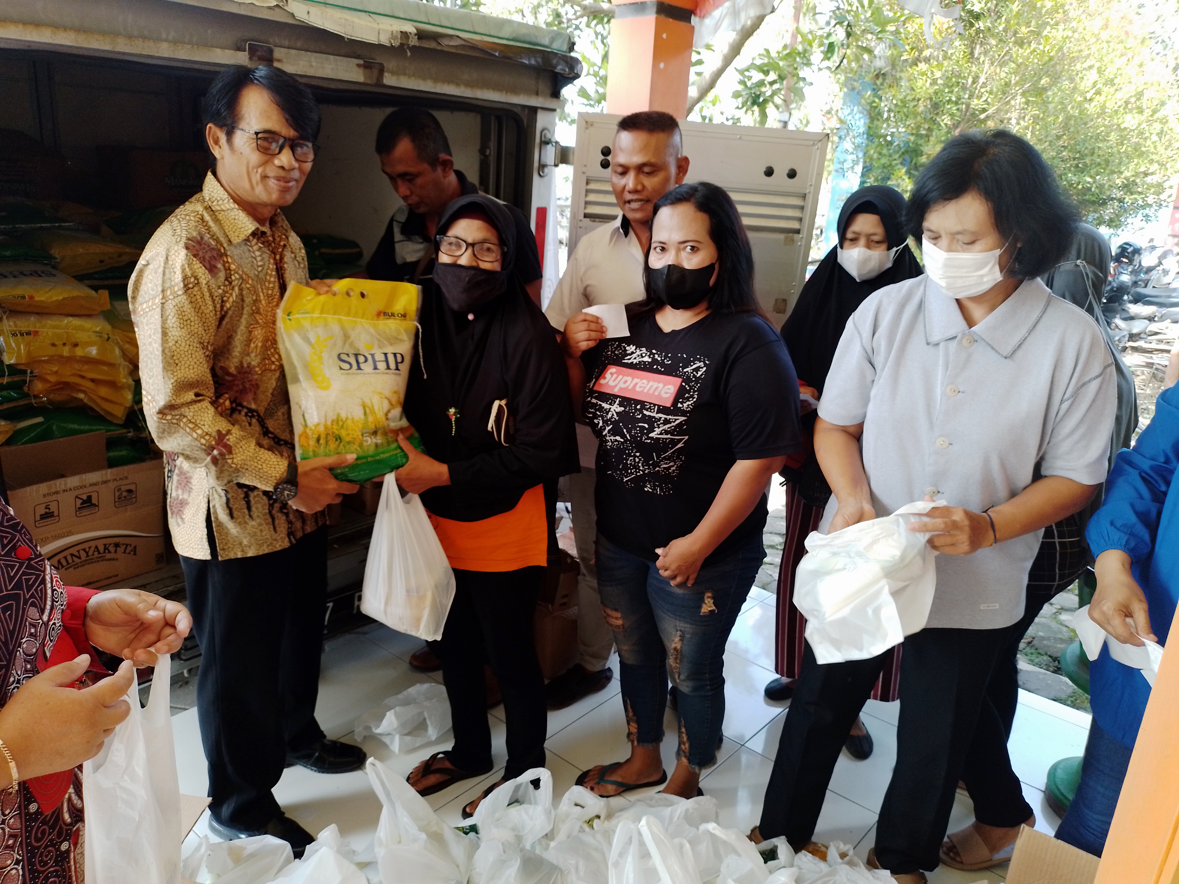 Ratusan Warga Klaten Serbu Pasar Sembako Murah di Balai Desa Karanglo