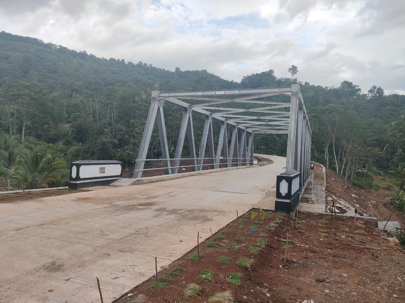 Jembatan Cibayongbong di Purwakarta, Jawa Barat, yang ambruk akibat bencana kini telah dibangun kembali