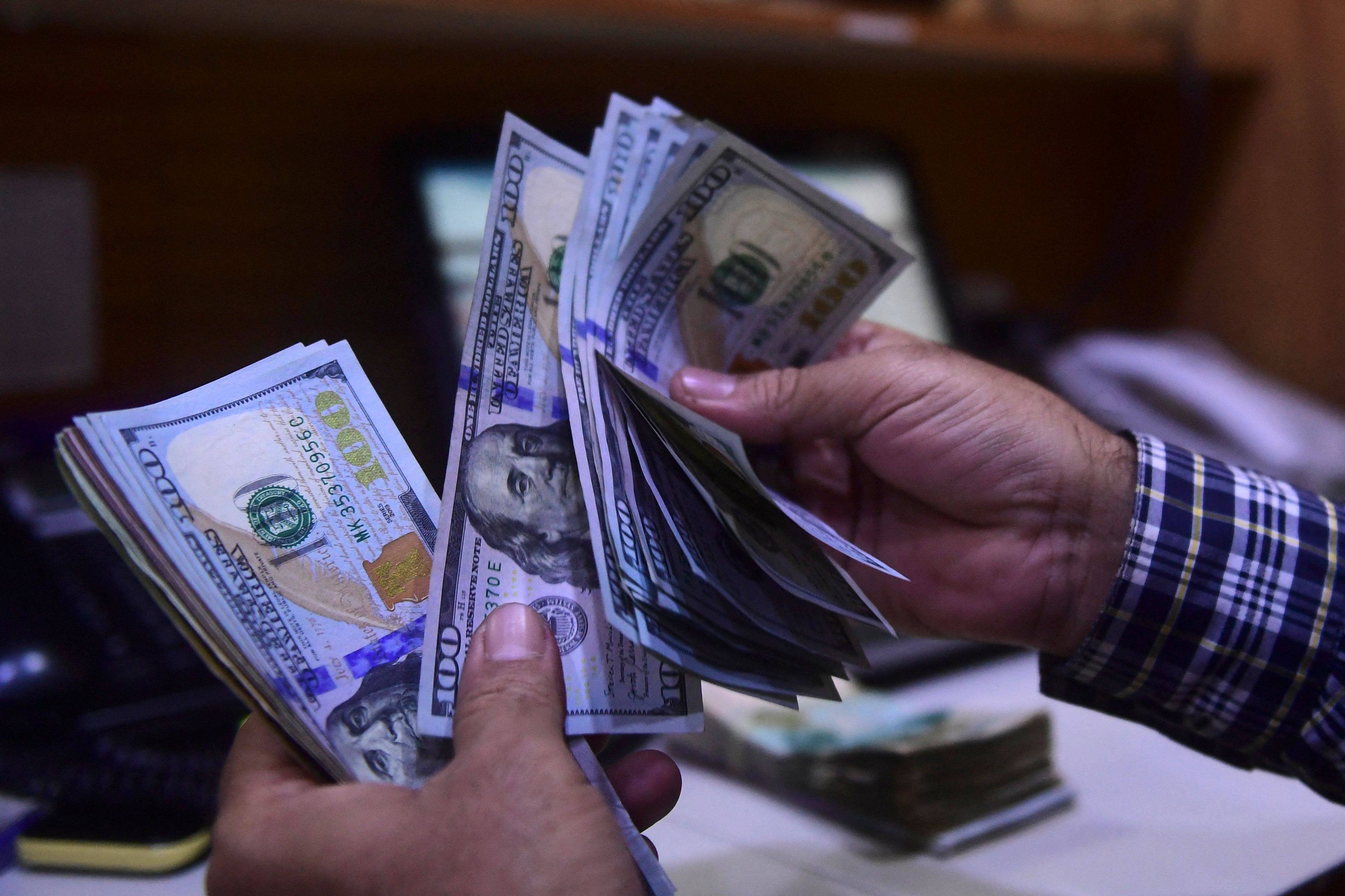 Petugas money changer menghitung dolar Amerika Serikat, Kamis (2/3).