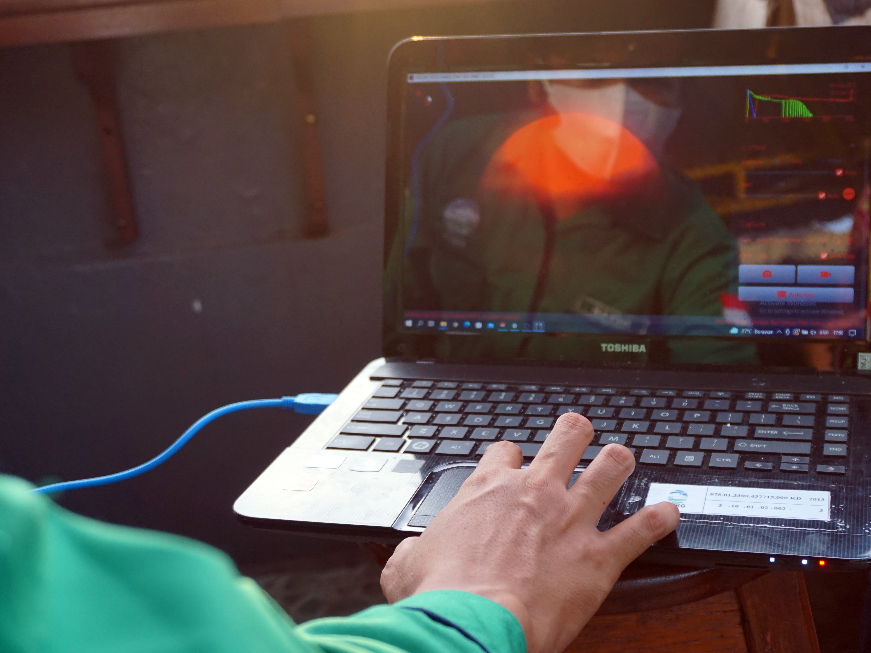 Tim Hilal BMKG Sorong mengamati hilal di Kota Sorong, Papua Barat, Jumat (1/4/2022).