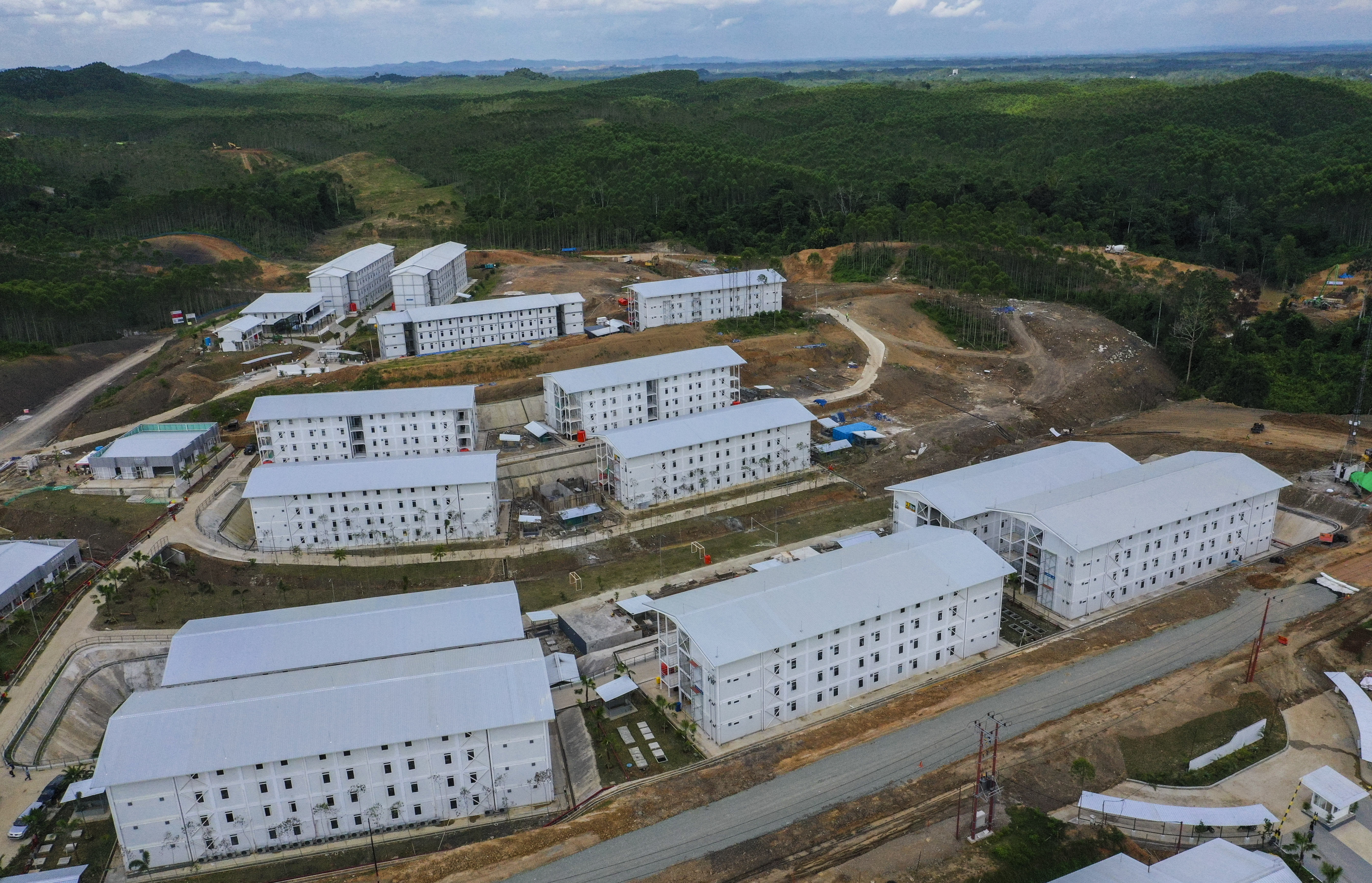 Foto aerial hunian pekerja konstruksi IKN di Kabupaten Penajam Paser Utara, Kalimantan Timur, Kamis (16/3/2023).