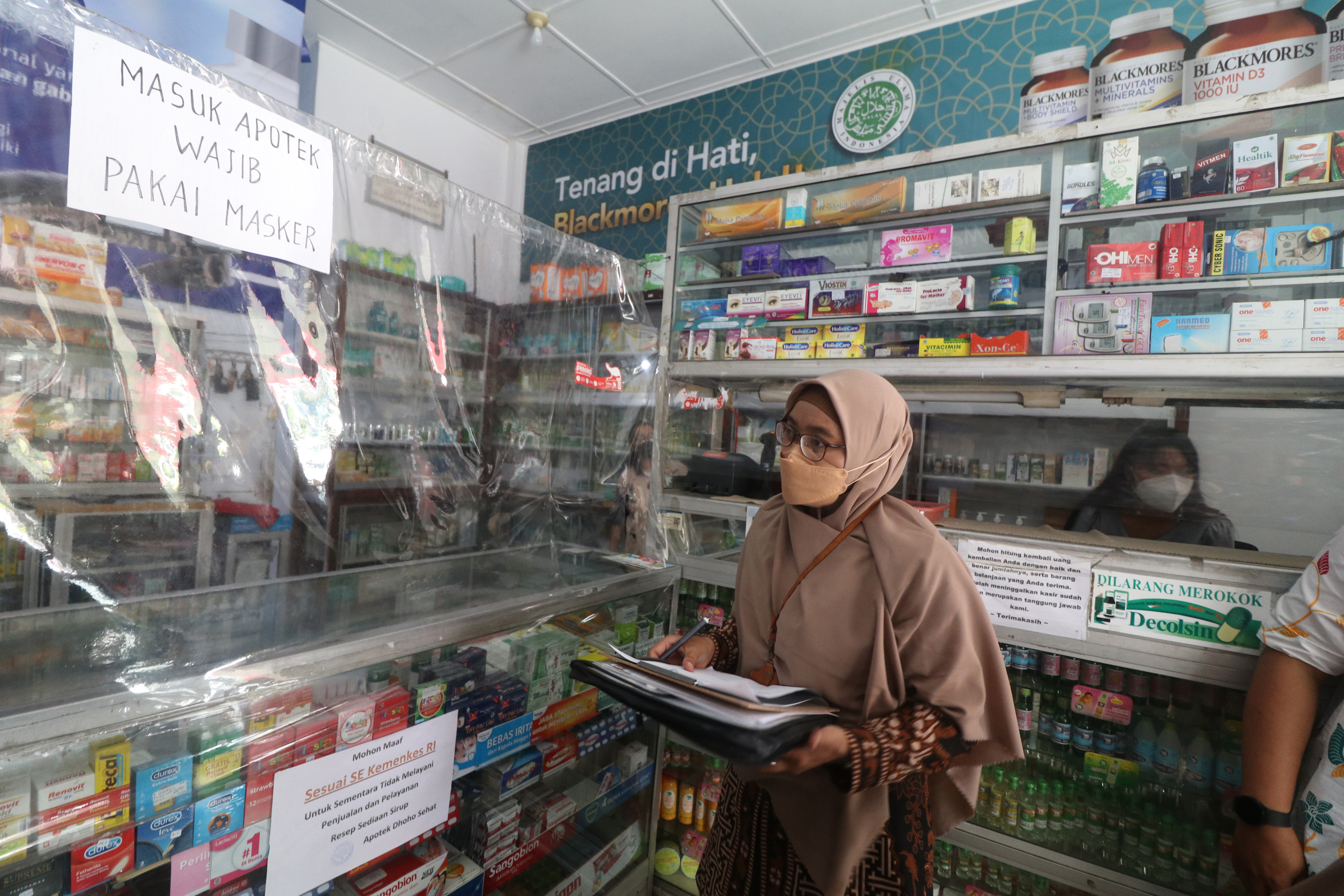 Ilustrasi: petugas Badan Pengawasan Obat dan Makanan (BPOM) melakukan sidak obat sirop di salah satu apotek.