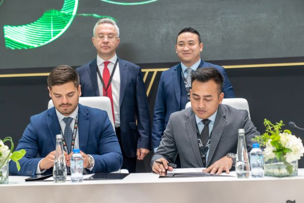 Acara penandatangan kerja sama antara Republikorp dari Indonesia dan Milkor dari UEA dalam pengembangan dan produksi drone militer. 