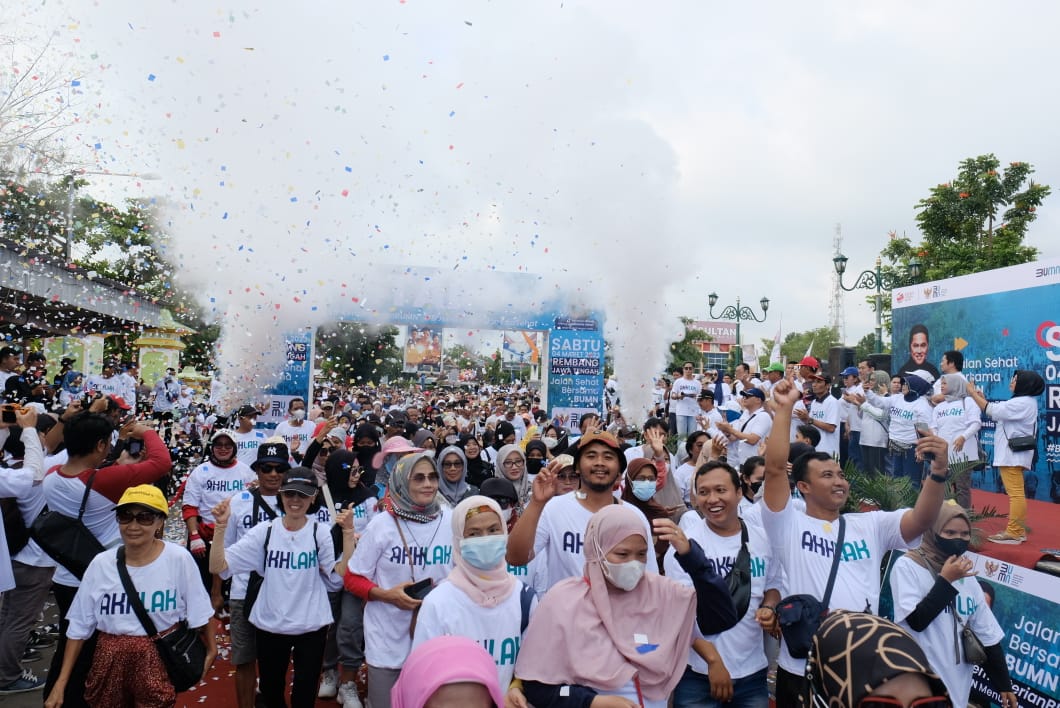 Ribuan warga mengikuti Jalan Sehat Bersama BUMN di Rembang, Jawa Tengah