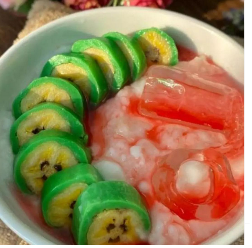 Es pisang ijo merupakan kuliner khas asal Makassar, Sulsel.