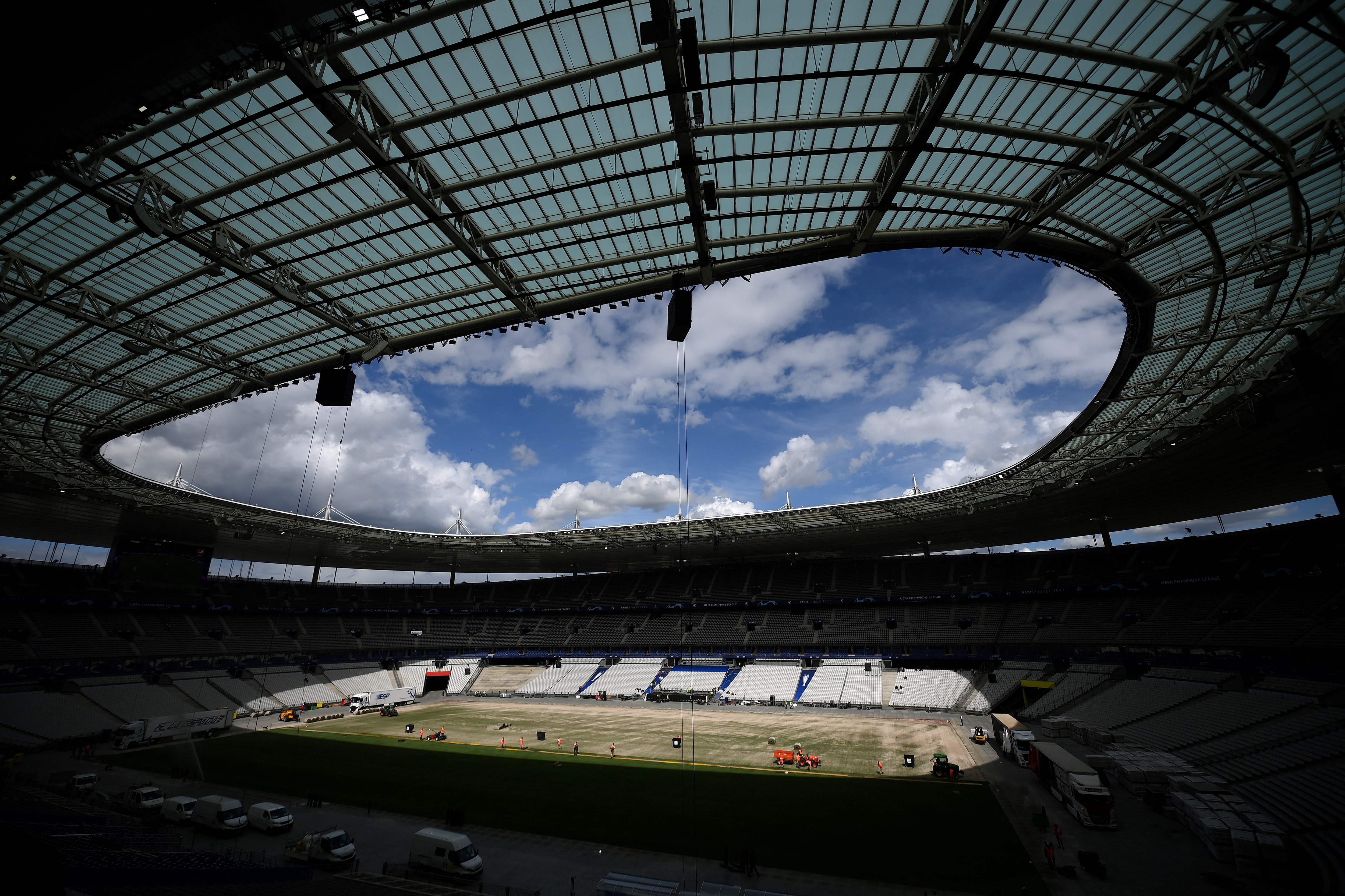 Pekerja memasang rumput baru di Stade de France.
