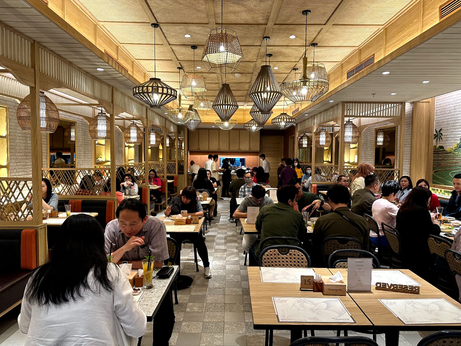 Senayan Park, mal yang berlokasi di pusat Jakarta, menyambut Ramadan dengan membuka tiga restoran baru. 