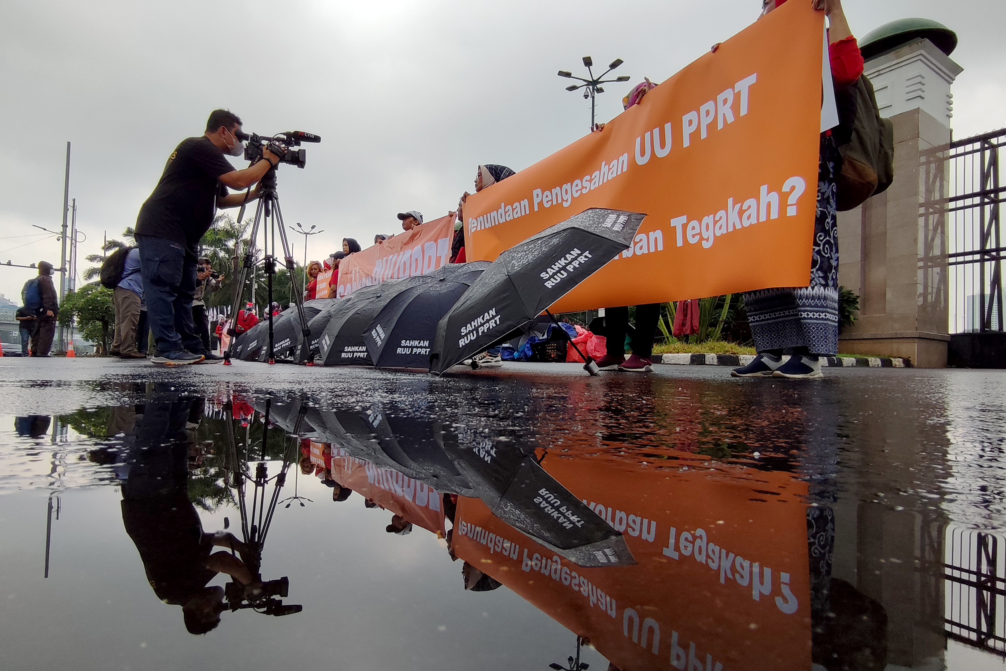 Koalisi Sipil untuk UU PRT menggelar aksi teatrikal di depan gedung Dewan Perwakilan Rakyat (DPR)