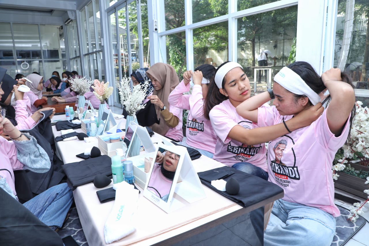 Sejumlah perempuan milenial mengikuti pelatihan tata rias wajah yang digelar Srikandi Ganjar di Jambi