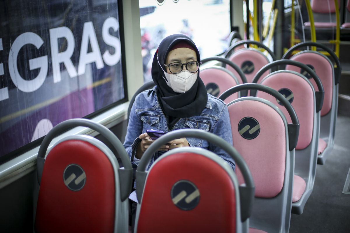 Penumpang duduk di dalam bus Transjakarta khusus wanita di kawasan Pasar Baru, Jakarta
