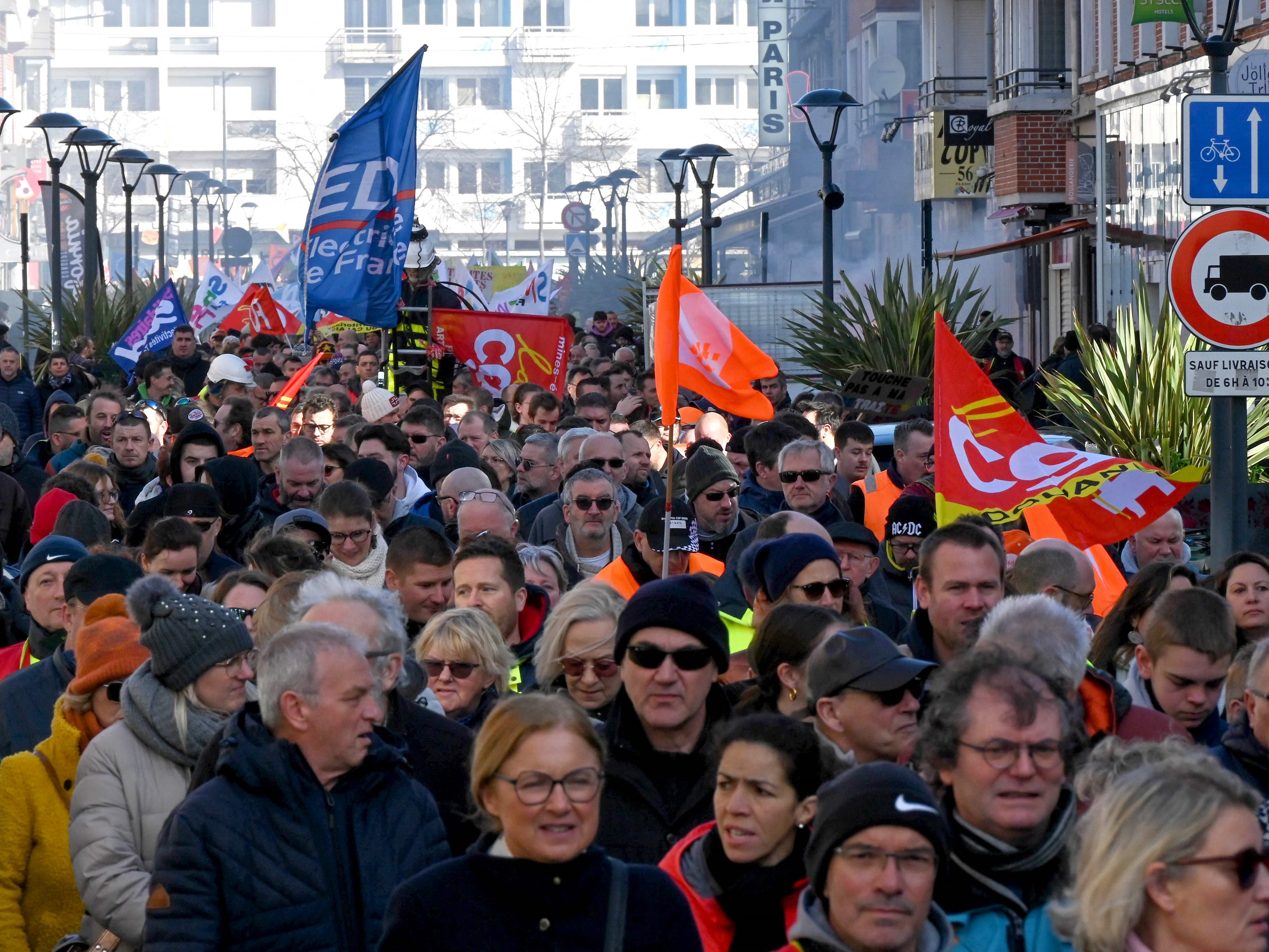 Para pengunjuk rasa berjalan selama demonstrasi, seminggu setelah pemerintah mendorong reformasi pensiun melalui parlemen.