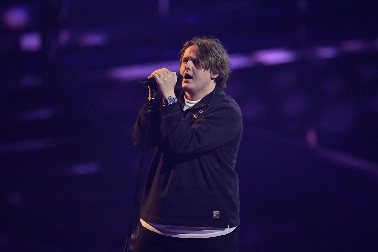 Sindrom tourette Lewis Capaldi kambuh di tengah konser di Jerman.