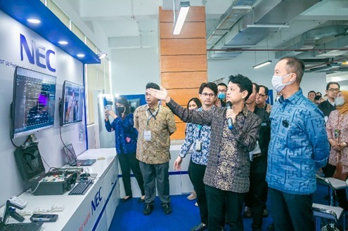 Presiden Direktur NEC Indonesia Joji Yamamoto menerangkan sebuah solusi di Gedung PIDI 4.0 ke Menteri Perindustrian Agus Gumiwang.