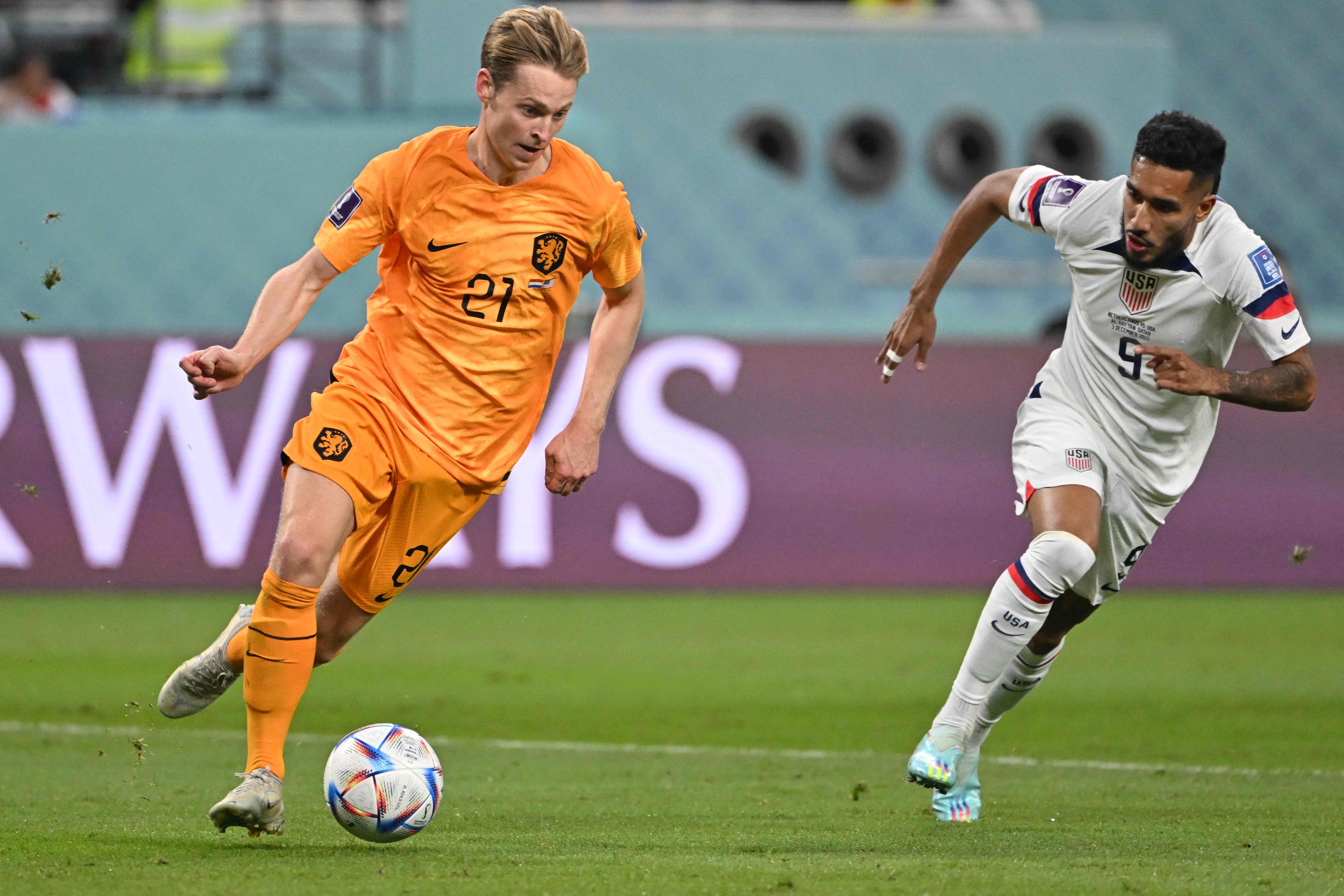 Gelandang timnas Belanda Frenkie de Jong (kiri)