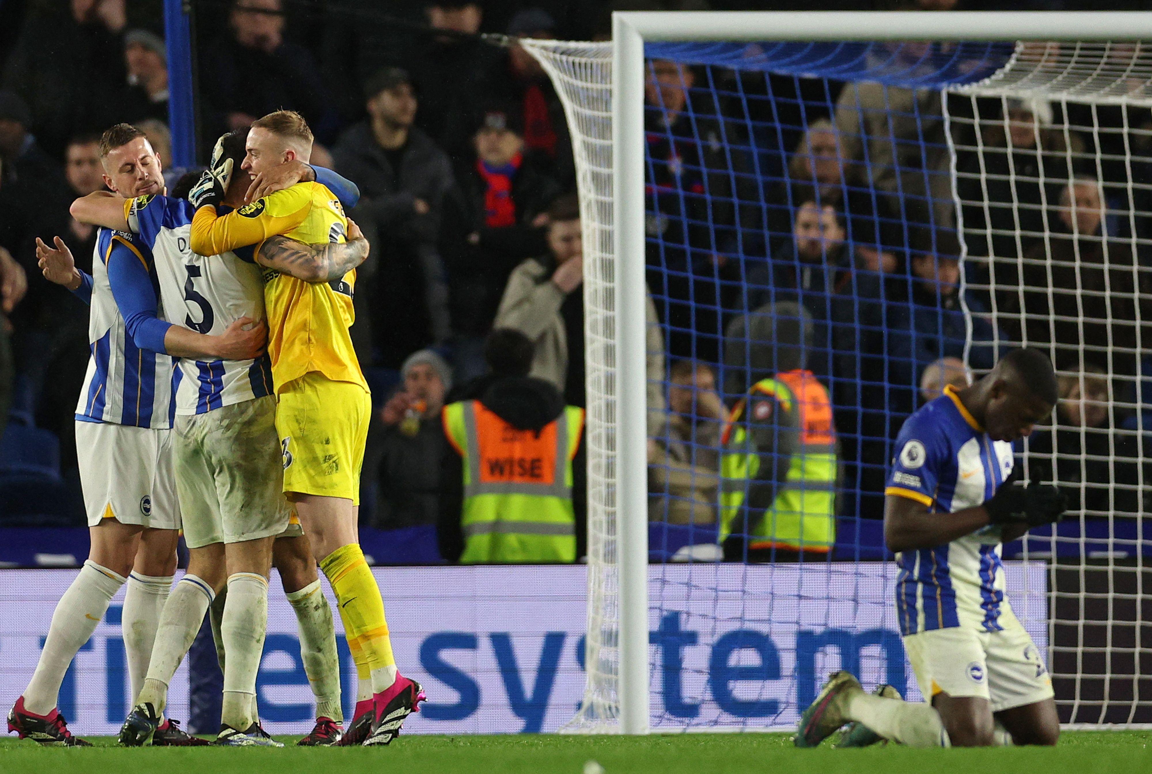 Para pemain Brighton and Hove Albion melakukan selebrasi usai mengalahkan Crystal Palace di laga Liga Primer Inggris.