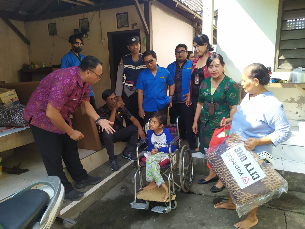 Seorang anak disabilitas menerima sumbangan dari Yayasan Sehati Bali