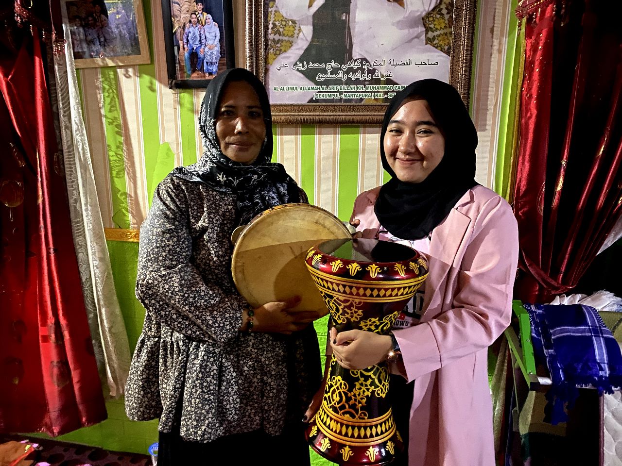 Srikandi Ganjar Kalteng mendukung komunitas habsy dan hadrah dengan menyediakan rebana di Desa Pagatan, Kecamatan Katingan Kuala, Kab.kating