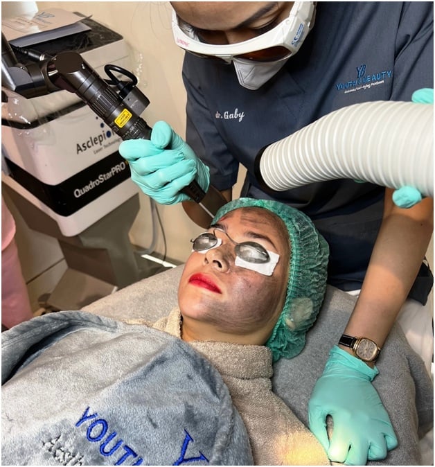 Hollywood Spectra Peel Laser dapat memudarkan flek-flek hitam, memudarkan tatoo, meremajakan kulit yang rusak, dan mengobati jerawat.