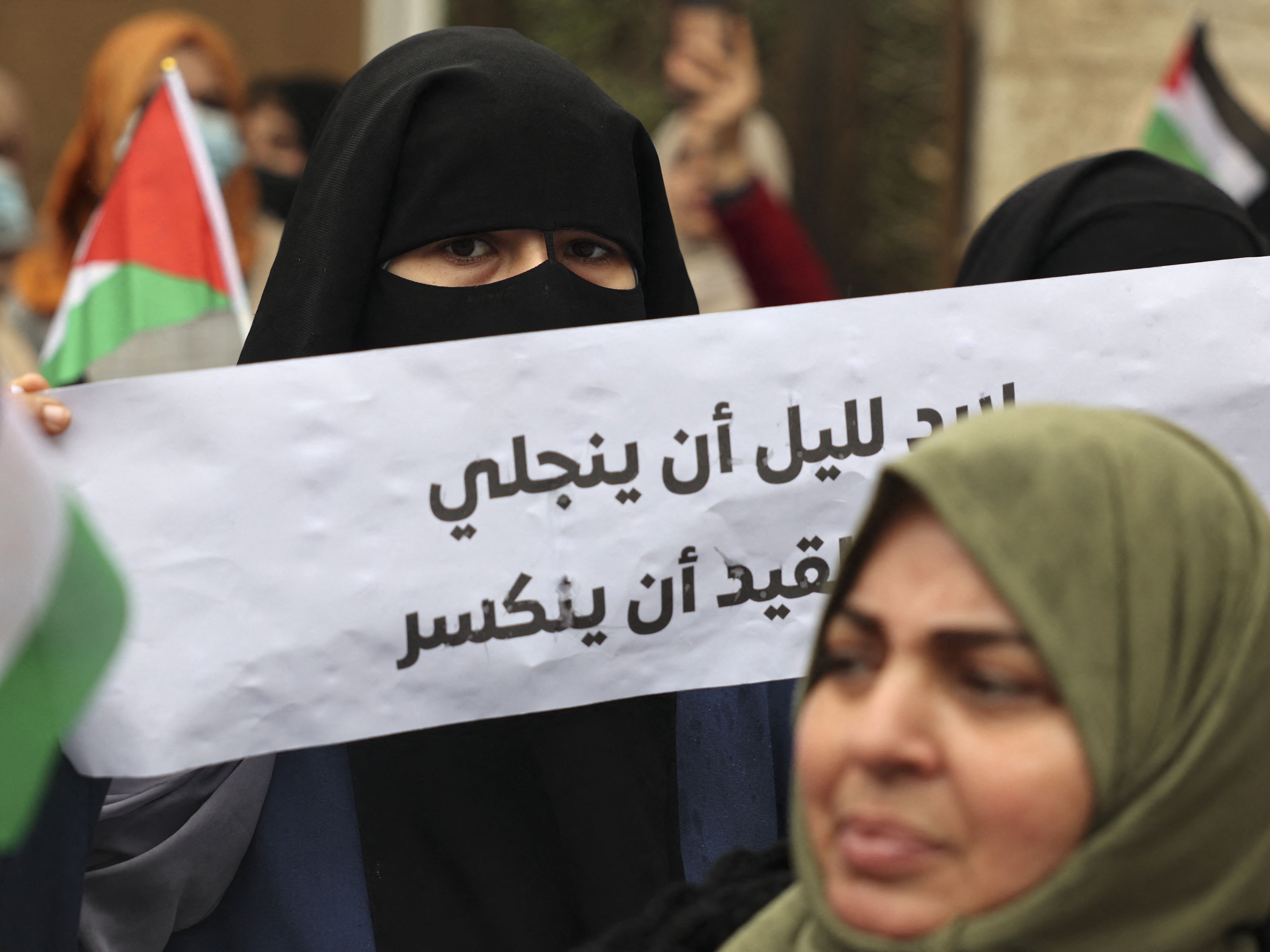 Para wanita menyatakan dukungan bagi tahanan Palestina di penjara-penjara Israel, di luar markas Komite Palang Merah Internasional (ICRC).