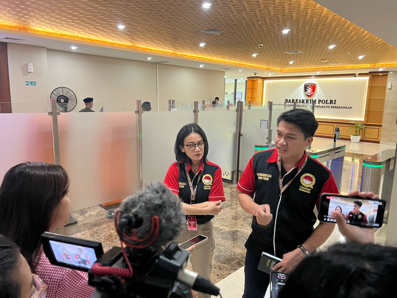  Kuasa hukum pelapor, Adi Gunawan, dari LQ Indonesia Lawfirm di Mabes Polri, Jakarta, Jumat (10/3/2023).