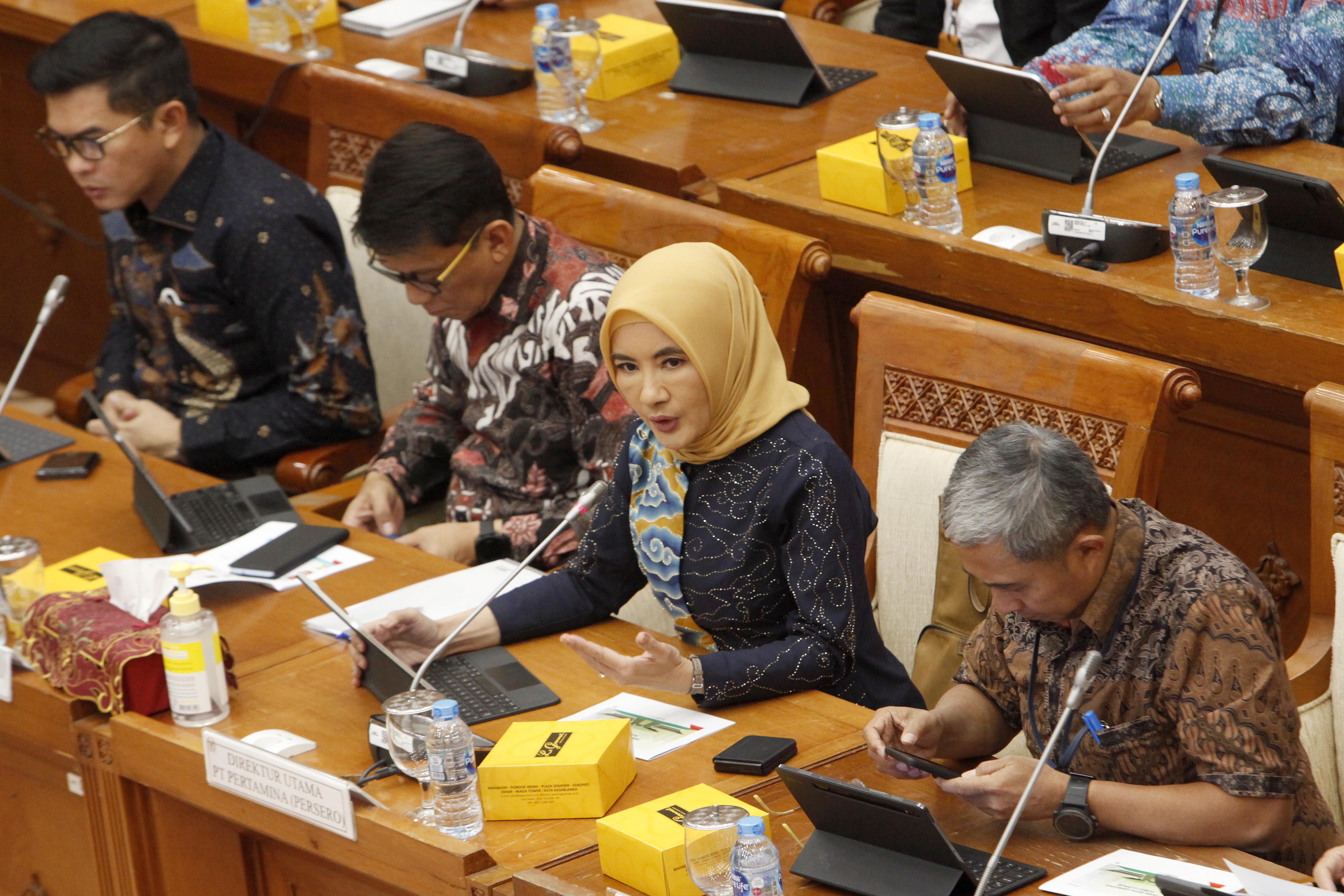 Direktur Utama PT Pertamina Nicke Widyawati (tengah) saat RDP dengan Komisi VII DPR di Jakarta, Kamis (16/3).