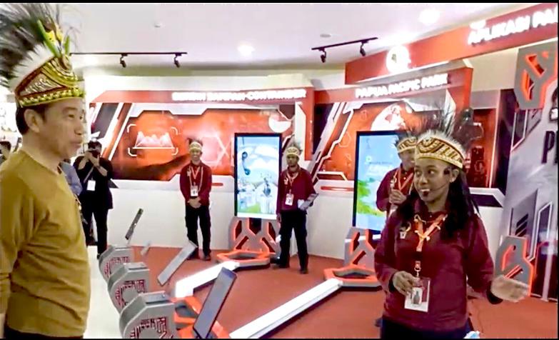 Presiden mendapatkan penjelasan mengenai aplikasi talenta digital di Papua Youth Center.
