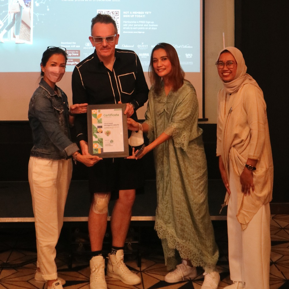 YELLO Hotel Manggarai kembali rayakan Earth Hour dengan tema “Invest on Our Planet” bekerja sama dengan Hutan itu Indonesia.