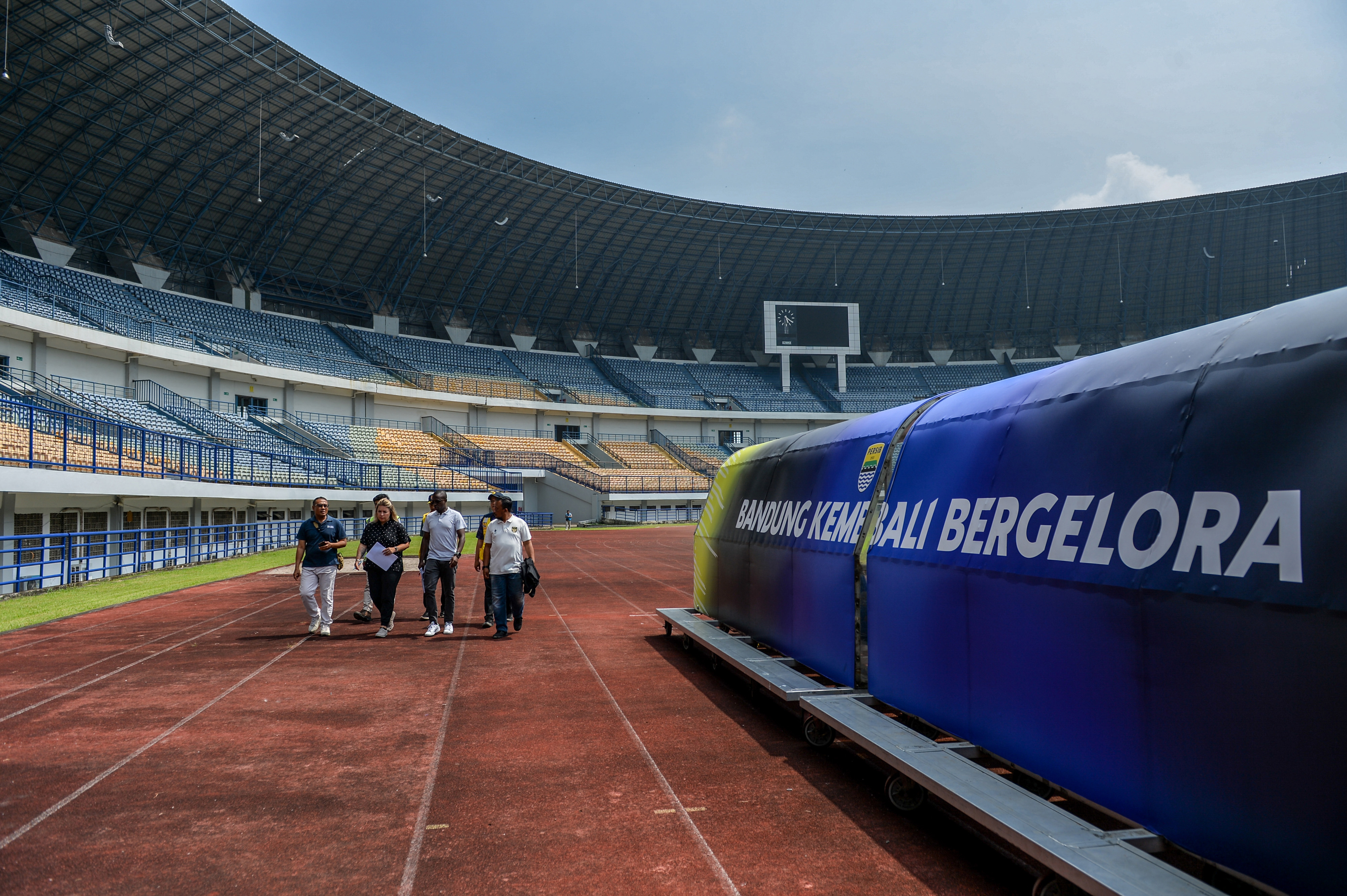 Delegasi FIFA meninjau Stadion Gelora Bandung Lautan Api di Gedebage, Bandung, Jawa Barat, Jumat (24/3).