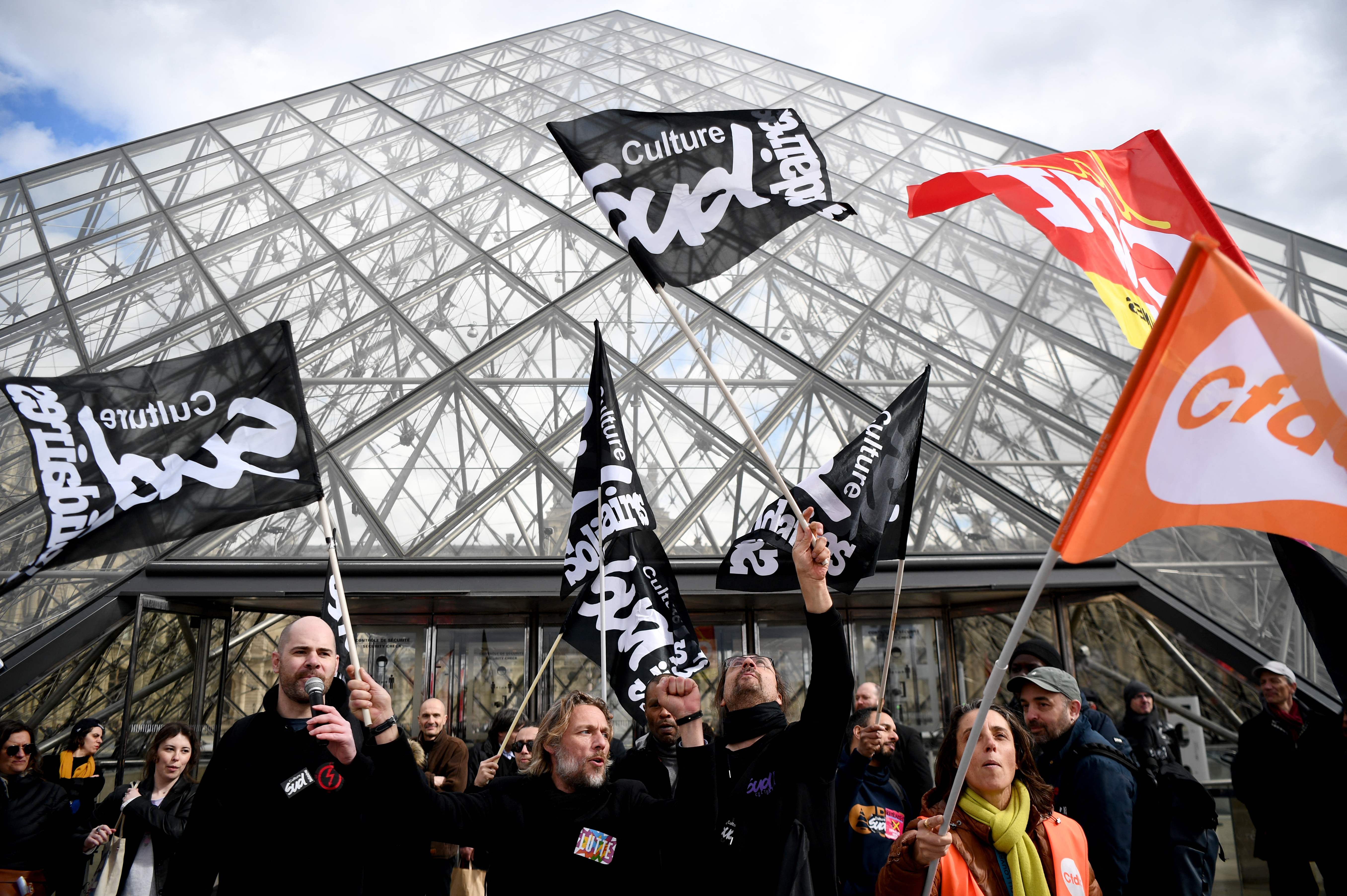 Karyawan Demo, Louvre Tutup
