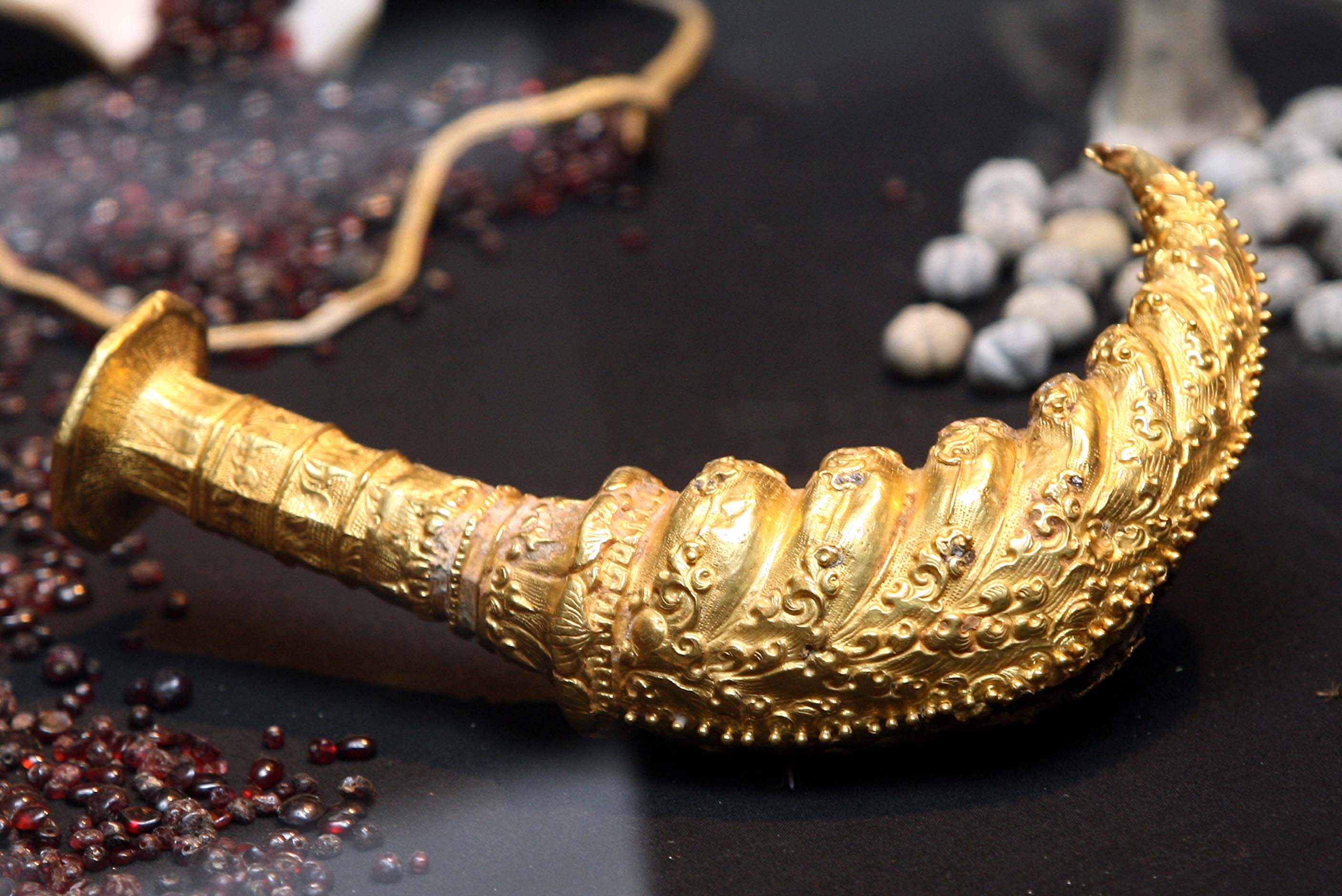  Benda-benda berupa perhiasan dan batu mulia yang merupakan bagian dari 271 ribu item harta karun yang diambil kapal karam di sekitar laut C