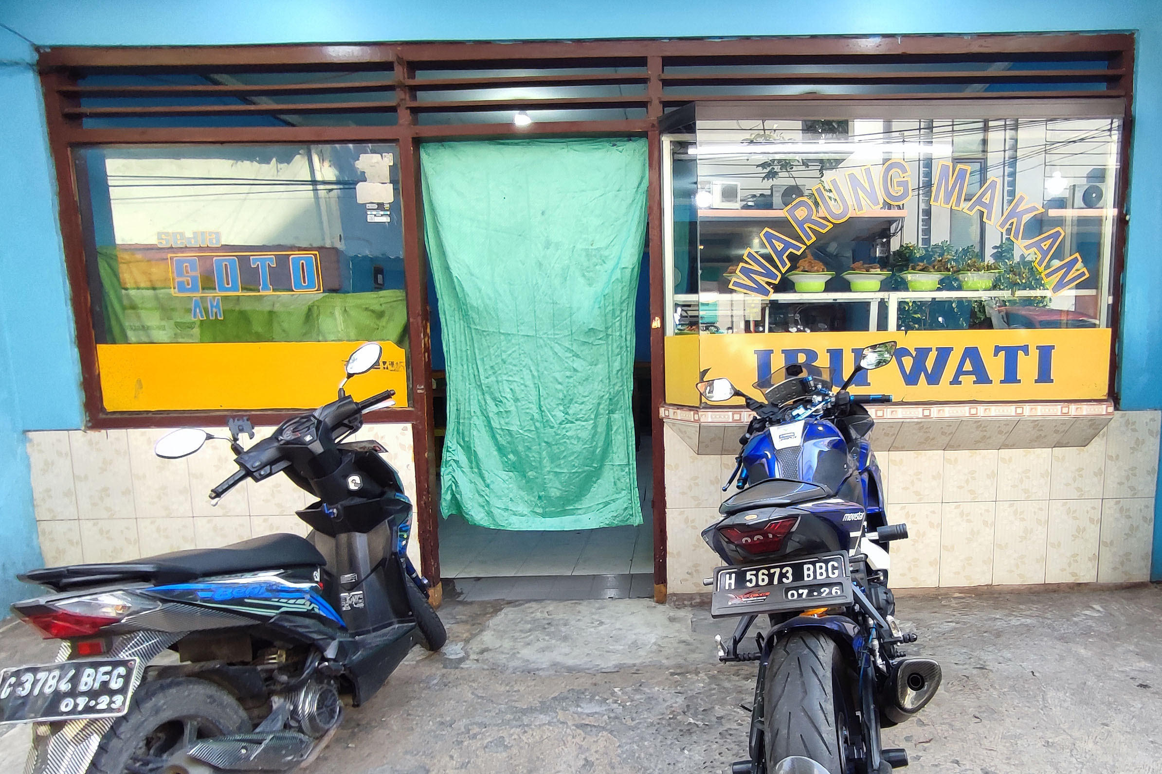  Warung makan memasang tirai saat bulan suci Ramadan di kawasan Cinere, Jakarta, Kamis (23/3/2023). 