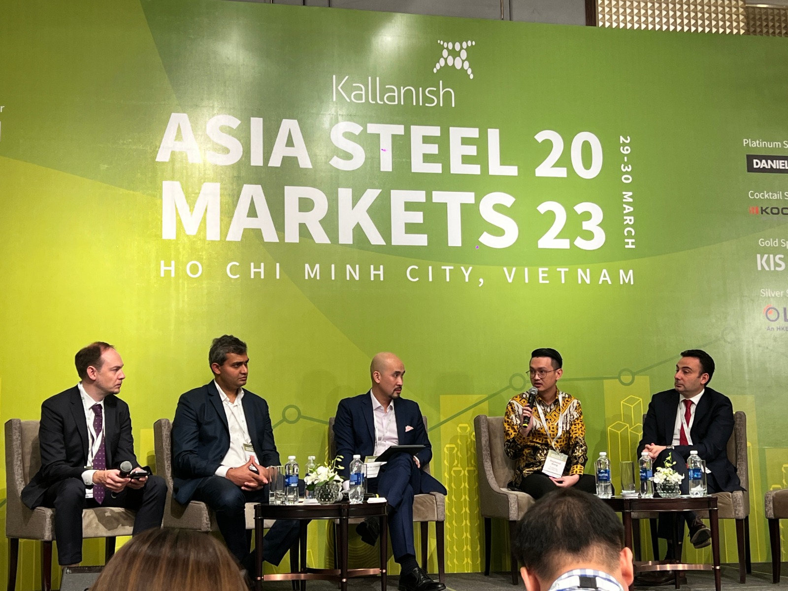 Chief Financial Officer (CFO) PT Gunung Raja Paksi, Tbk, Roymond Wong (baju batik) saat menjadi pembicara pada Asia Steel Market 2023.