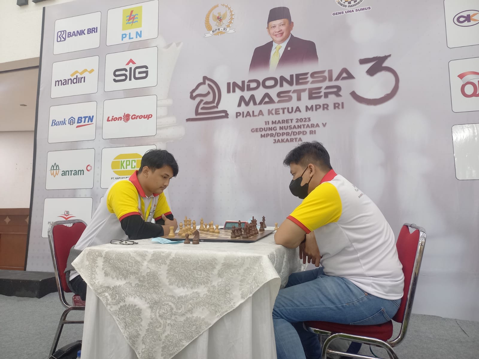 GM Susanto Megaranto (kanan) bertanding melawan Dziththauly Ramadhan (kiri) pada ajang Indonesia Master 3.