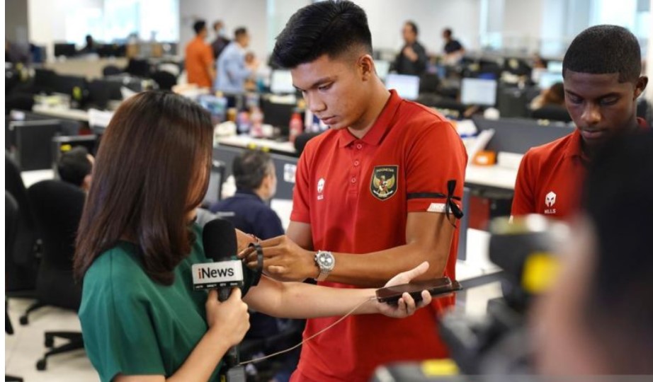 Pemain timnas Indonesia U-20 Kadek Arel Priyatna memasangkan pita hitam kepada seorang pewarta di Jakarta, Kamis (30/3).