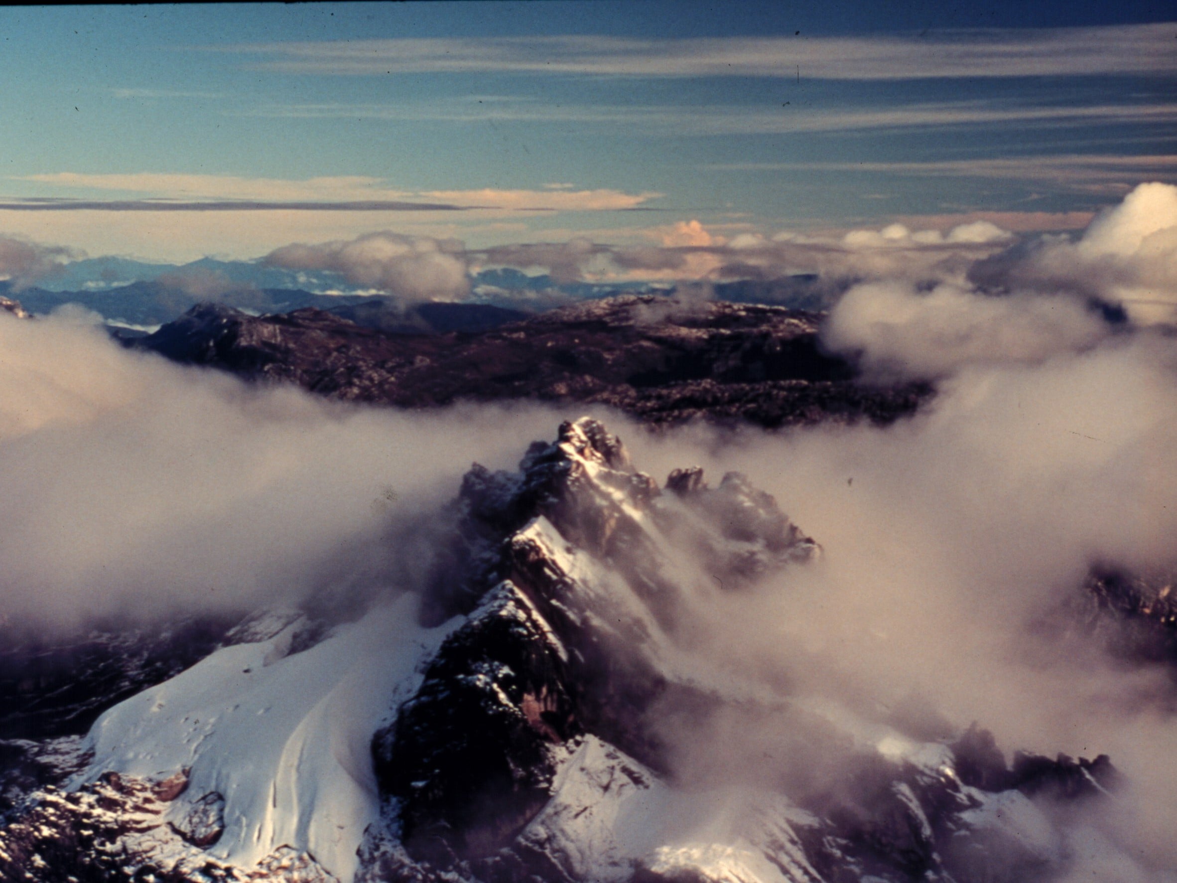 Puncak Gunung Jayawijaya merupakan salah satu puncak gunung tertinggi di Indonesia.
