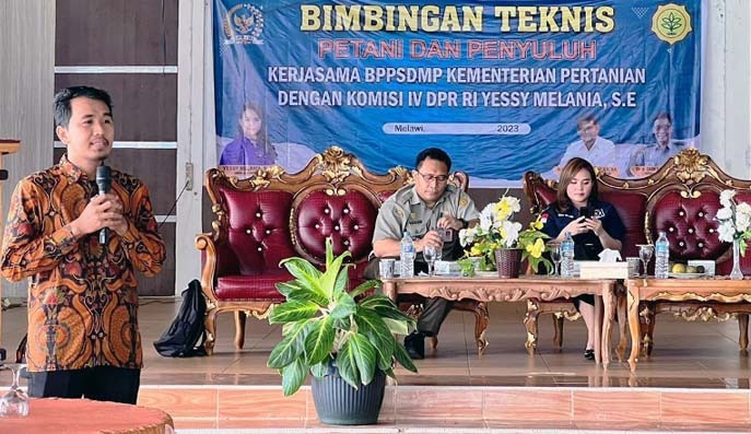 Anggota DPR RI Maria Lestari (duduk) dan Kepala SMKPPN Banjarbaru Budi Santoso (tengah)