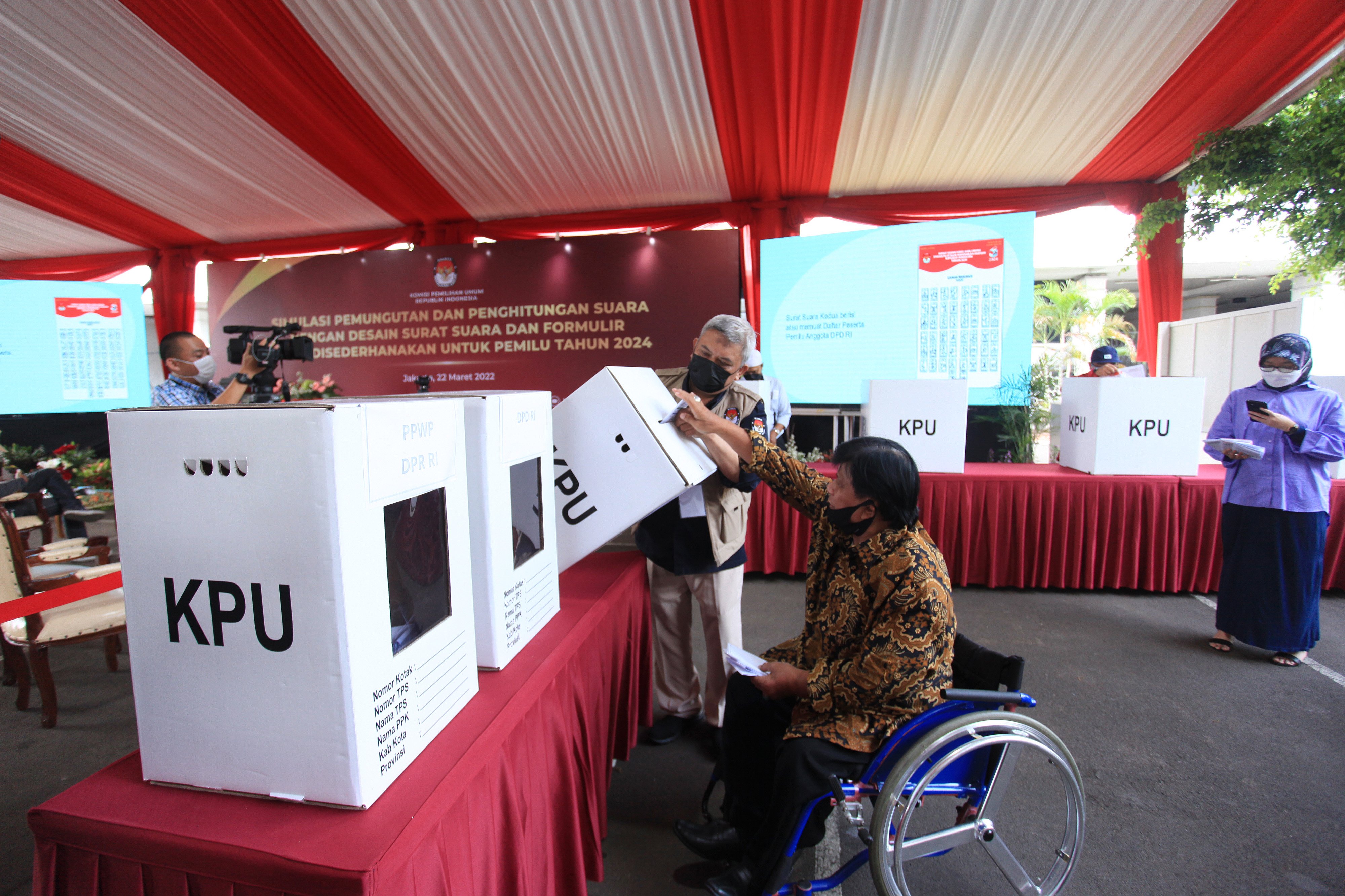 Peserta penyadang disabilitas mengikuti simulasi pemungutan dan penghitungan suara untuk Pemilu 2024