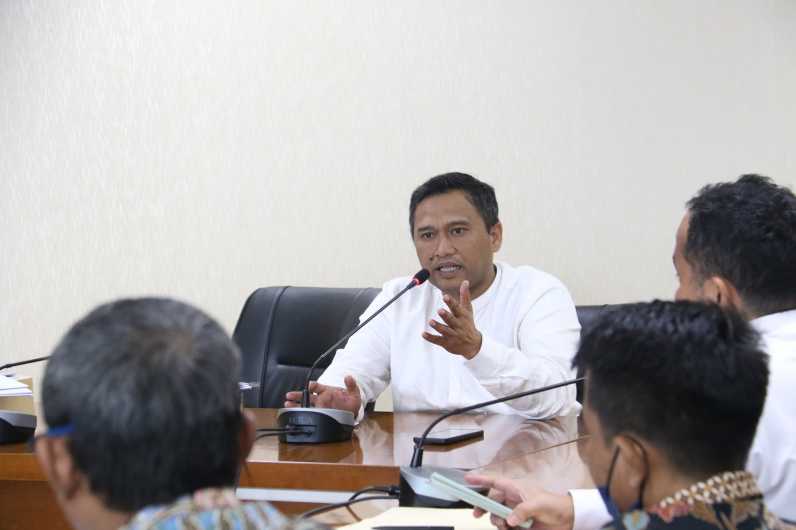 Ketua komisi IV DPRD Kota Bogor, Akhmad Saeful Bakhri memimpin pertemuan dengan pihak Indomaret dalam upaya mencegah tawuran di Kota Bogor.