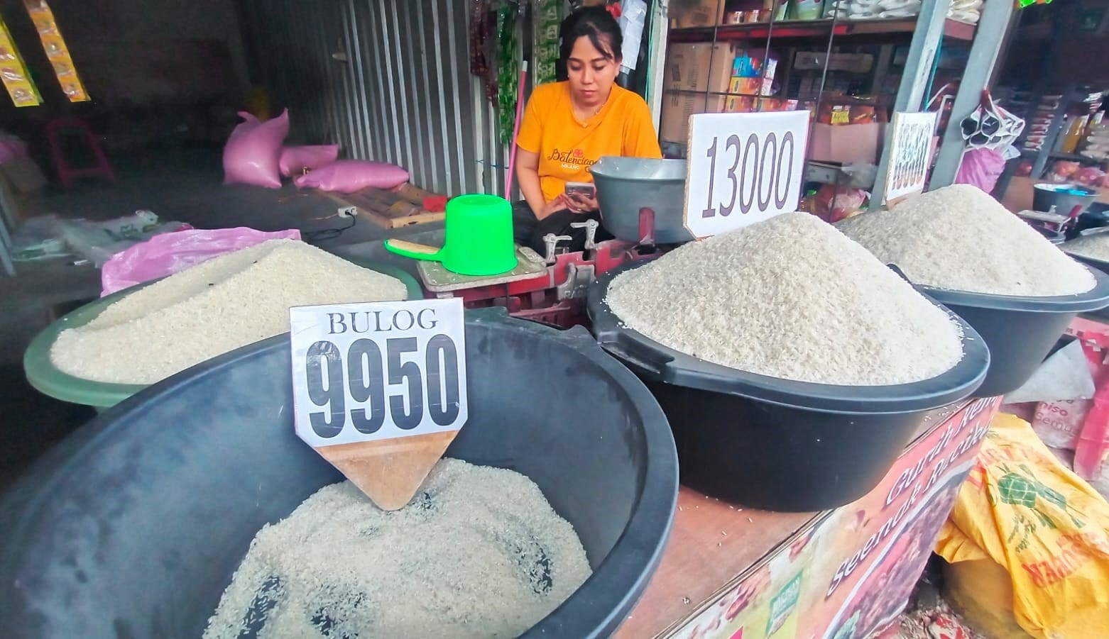 Pedagang beras menunggu pembeli di Pasar Tradisional Naikoten 1, Kota Kupang, NTT, Rabu (15/3). 