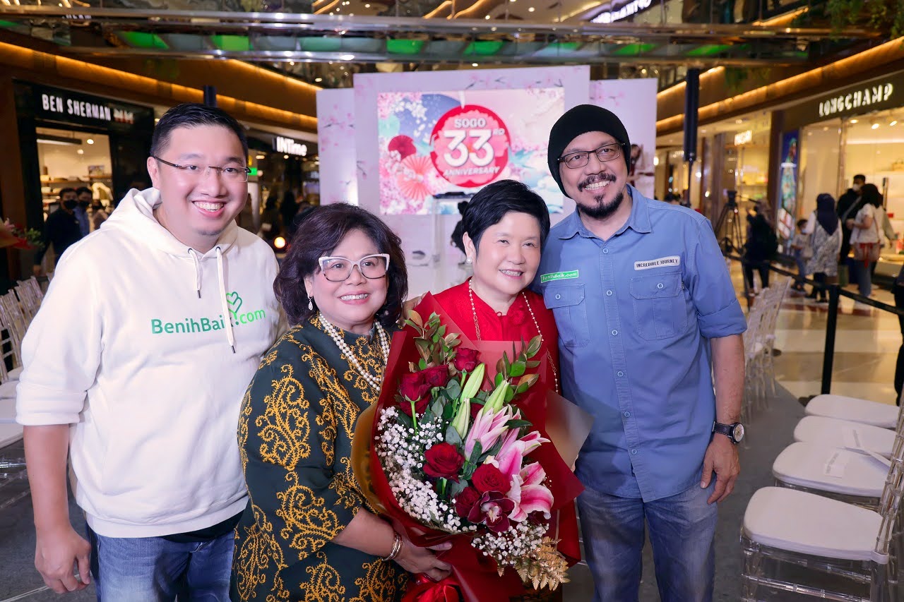 Founder & CEO BenihBaik.com, Andy F Noya (paling kanan) pada saat perayaan ulang tahun Sogo di PIM 2. 