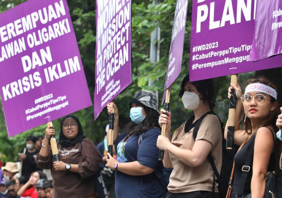 Peserta aksi membawa poster kampanye kesetaraan gender saat peringatan Hari Perempuan Sedunia atau International Womens Day.