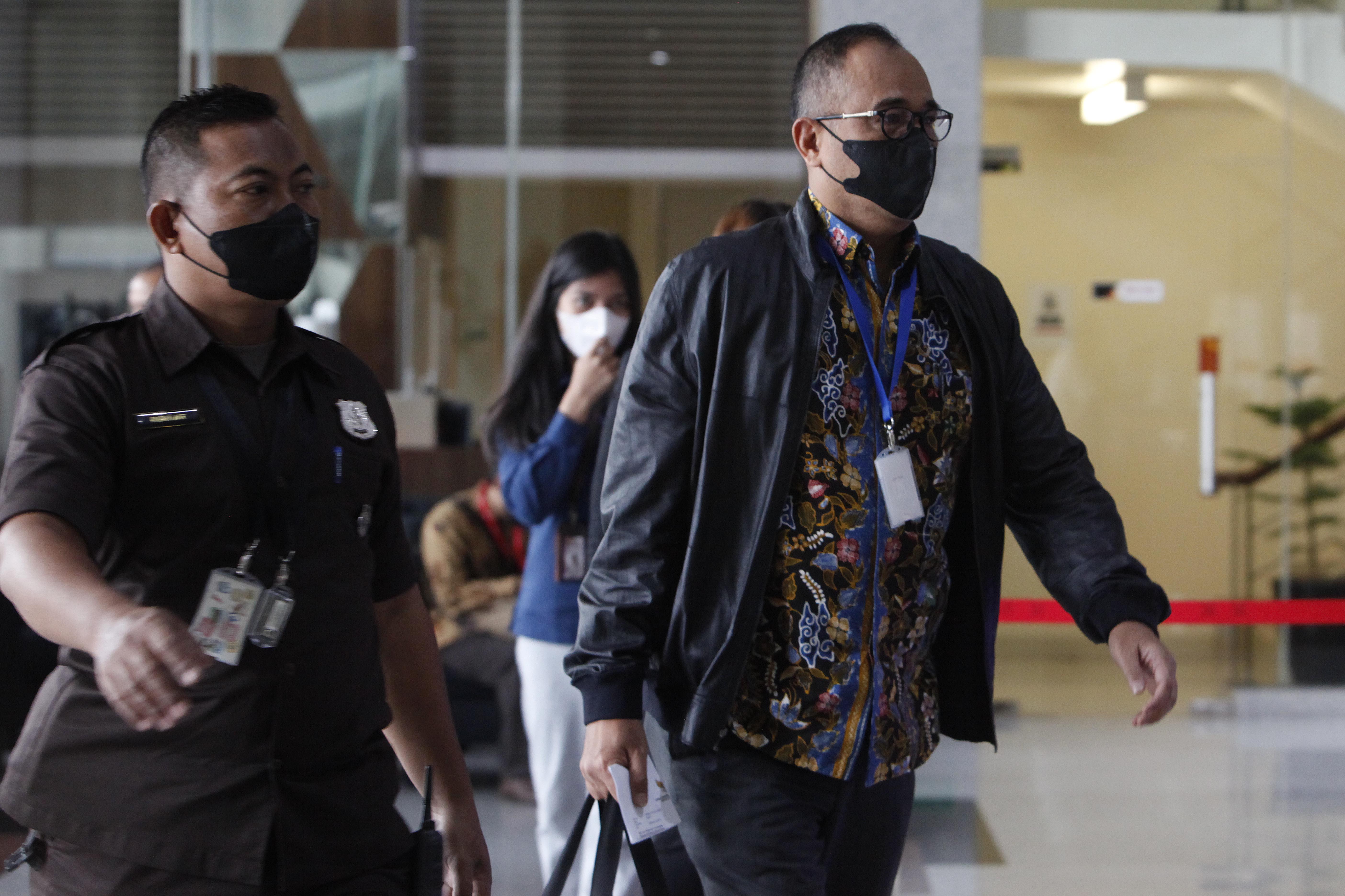 Eks pejabat Ditjen Pajak Rafael Alun Trisambodo saat akan diperiksa KPK, Rabu (1/3).