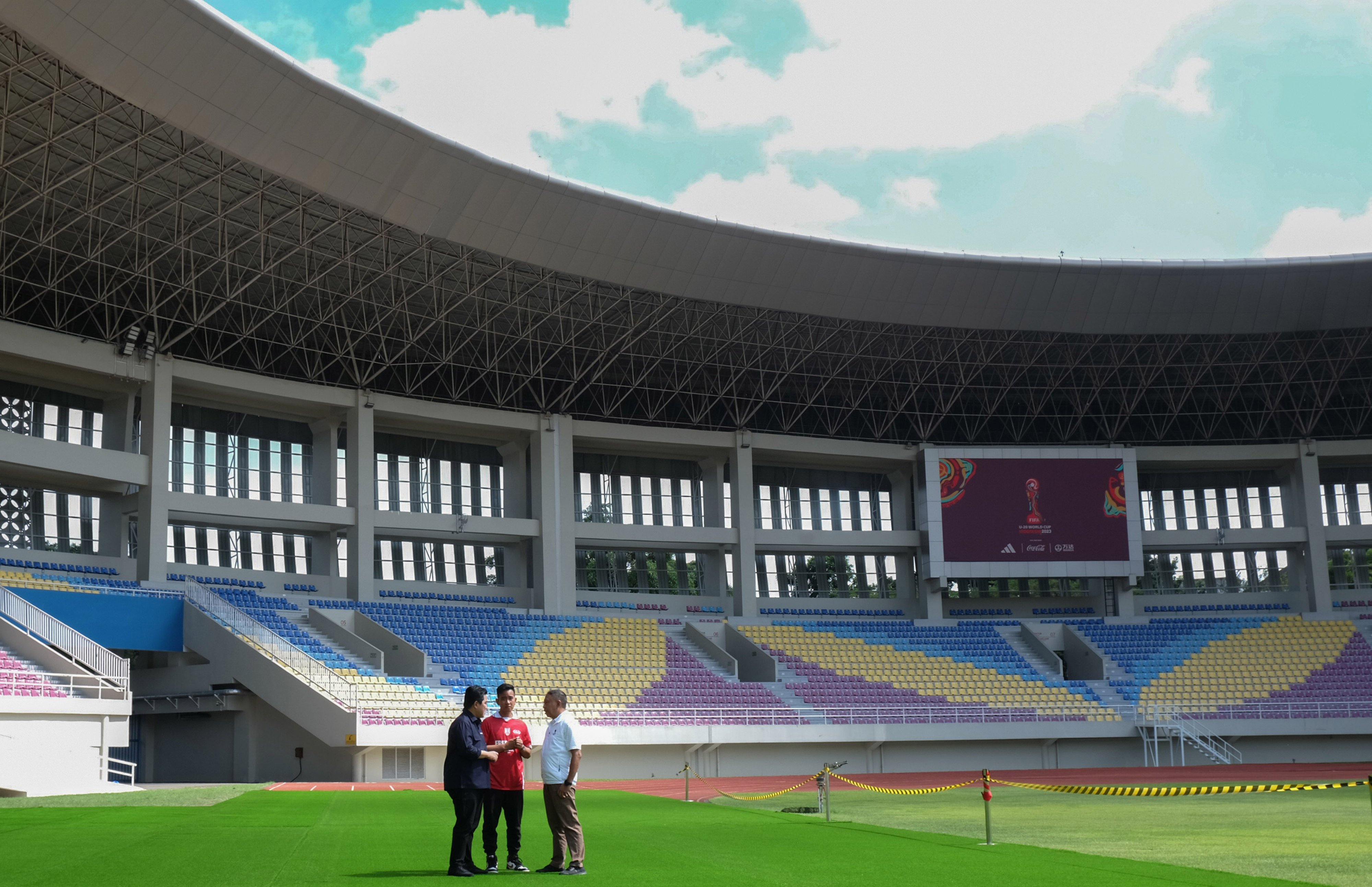 Ketum PSSI Erick Thohir melakukan pengecekan stadion persiapan Piala Dunia U-20. 