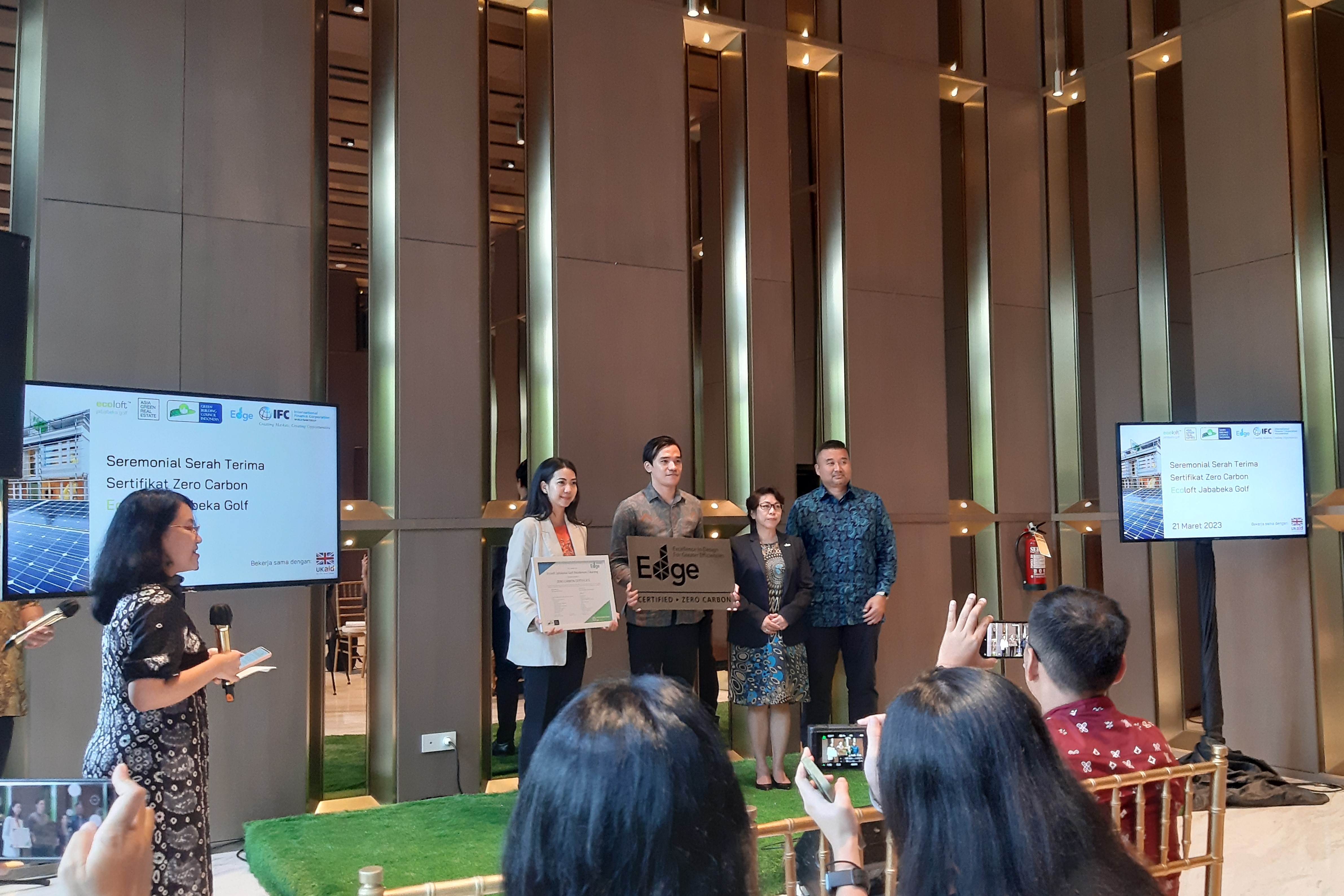 Penyerahan sertifikat EDGE kepada hunian vertikal di kawasan Jababeka Ecoloft