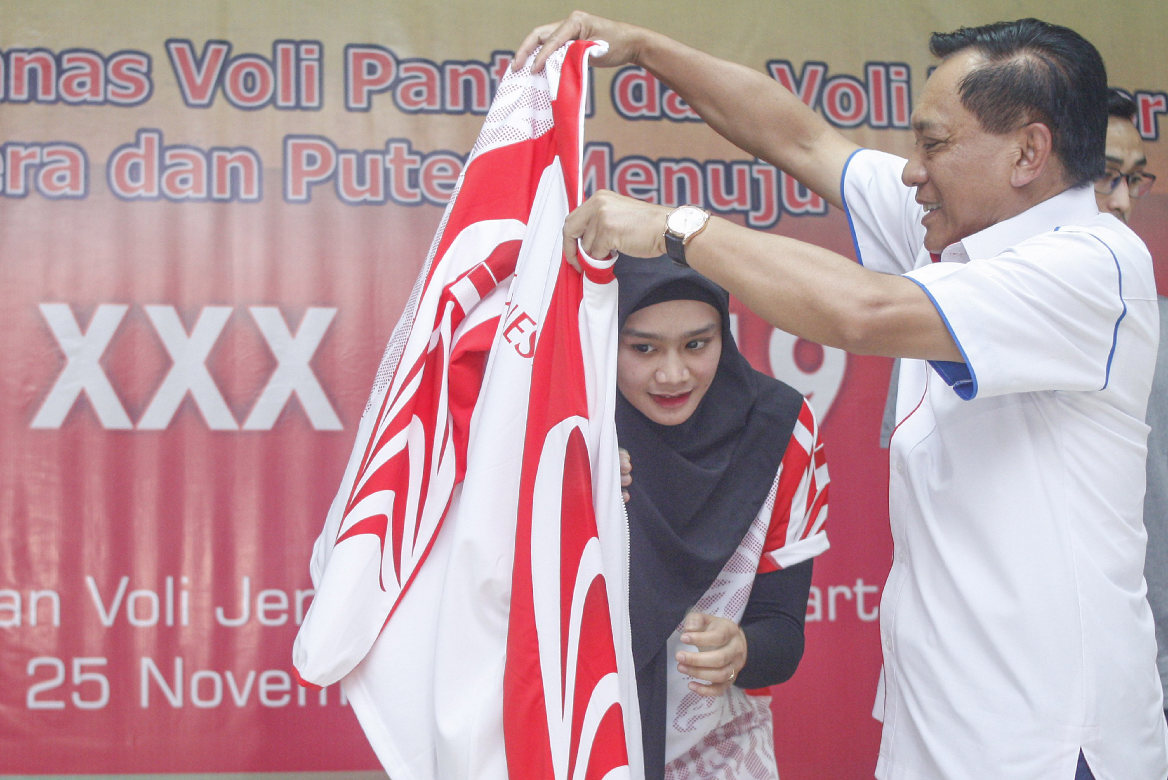 Ketua Umum Persatuan Bola Voli Seluruh Indonesia (PBVSI) Imam Sudjarwo (kanan).