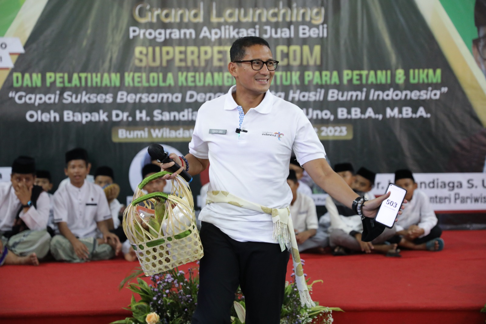 Menparekraf Sandiaga Uno menghadiri perilisan aplikasi Superpetani.com, di Kota Depok, Jabar, Minggu (12/3/2023)
