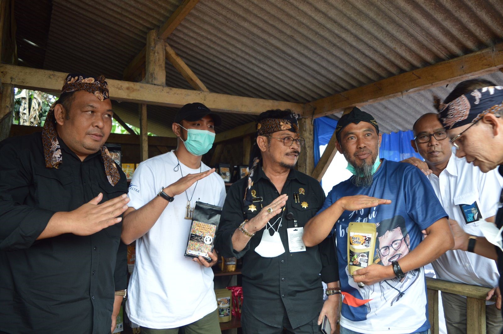 Mentan Syahrul Yasin Limpo mengunjungi lokasi pembibitan kopi arabika di Desa Cikandang, Cikajang, Garut, Jawa Barat. 