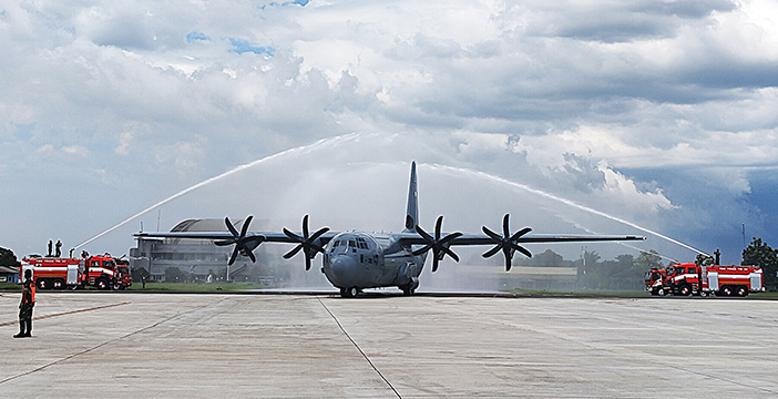 Proses penyambutan (water salute) saat pesawat C-130 J-30 Super Hercules A-1339 tiba di Lanud Halim Perdanakusuma, Jakarta.