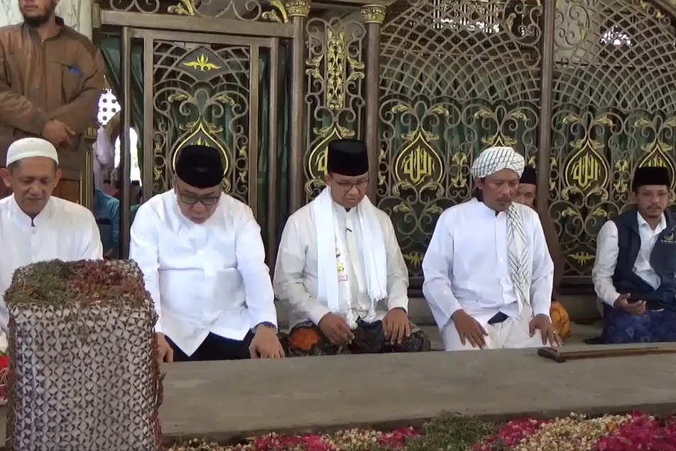Anies Rasyid Baswedan melakukan kunjungan atau ziarah kubur ke makam ulama besar Bangkalan, Jawa Timur, yaitu Syaichona Mohammad Cholil. 